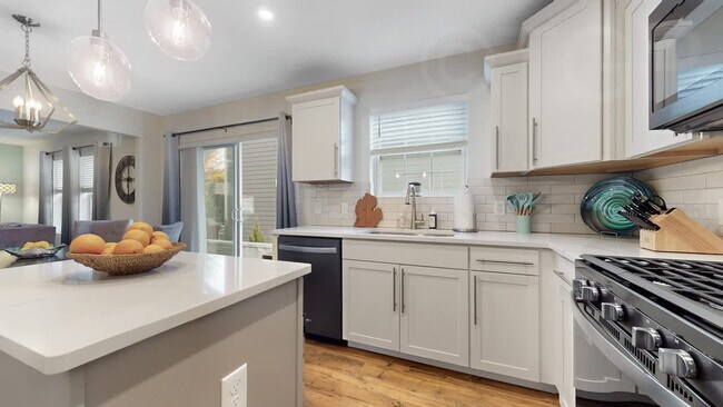 Building Photo - 720 Ravine Ln
