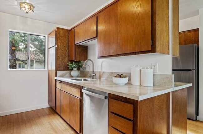 Building Photo - 1070 Miramonte Dr