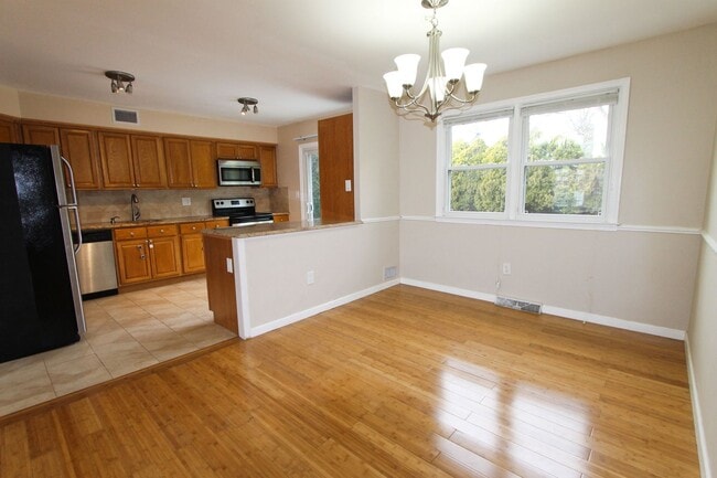 Building Photo - 617 Renz St