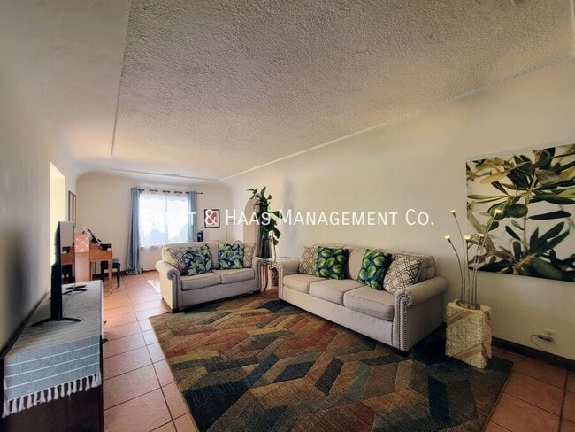 Building Photo - 1911 Cedar Ave