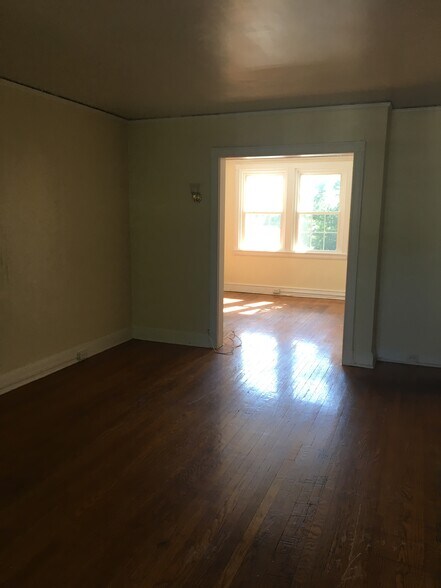 Building Photo - 4135 Roland Ave