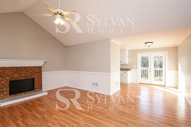 Building Photo - Spacious 5 bedroom home awaits you!