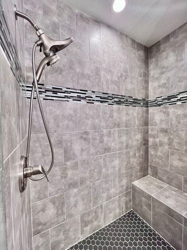 Building Photo - Charming Two-Story Home for Rent in the De...