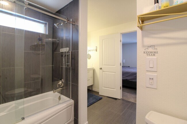 Building Photo - FURNISHED: 5 Bedroom, 2 Bath Home in Kennewick