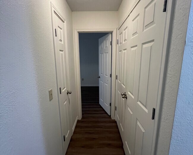 Building Photo - 1102 Dierks St