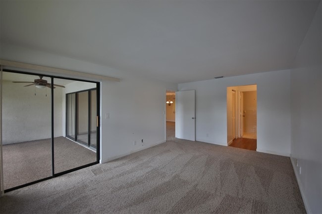 Building Photo - 400 Misty Pines Cir