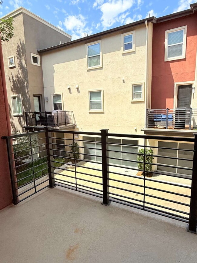 Building Photo - Modern Comfort Awaits: Spacious 3-Bed, 3.5...