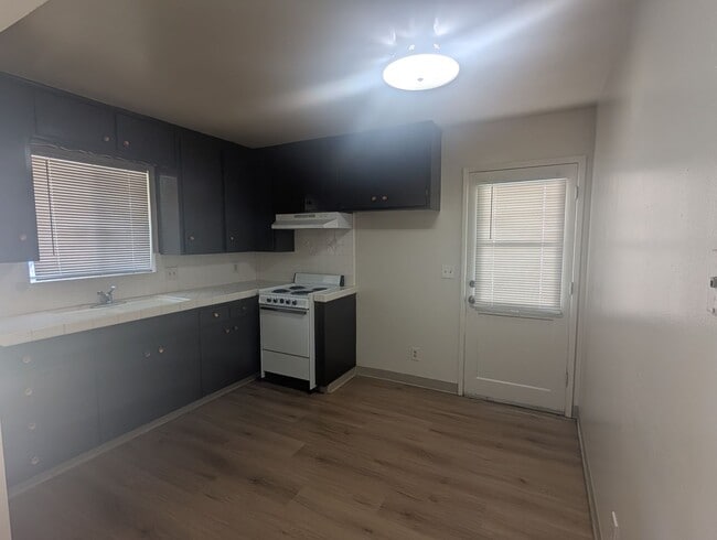 Building Photo - Charming 2-bedroom, 1 bath duplex