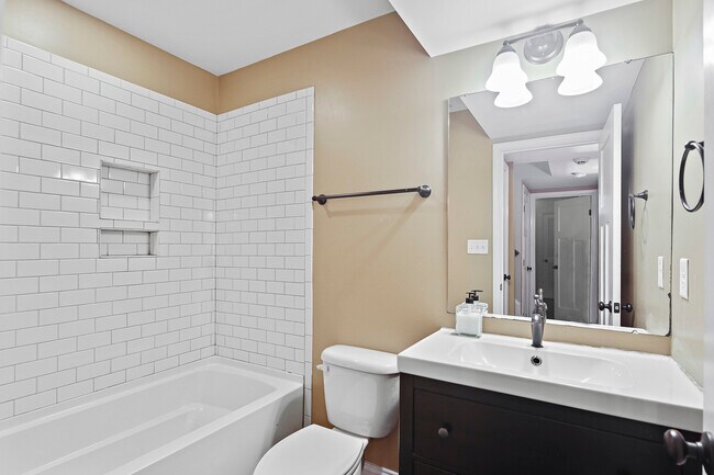 Building Photo - 614 S Port St