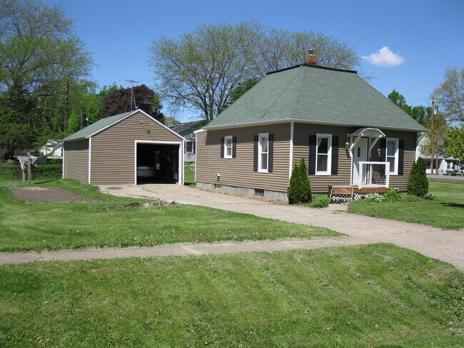 Building Photo - 104 5th Ave