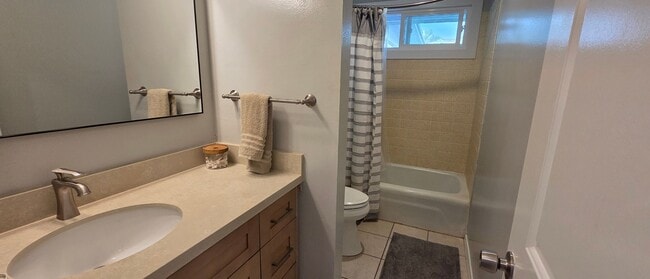 Building Photo - Mililani Town - Modern and spacious Four Bedroom with Bonus Rooms, upper deck and covered lanai. ...