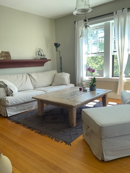 Living room - 1011 Hull Terrace