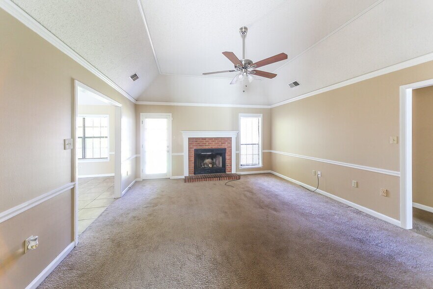 Building Photo - 6770 Lake Point Cir