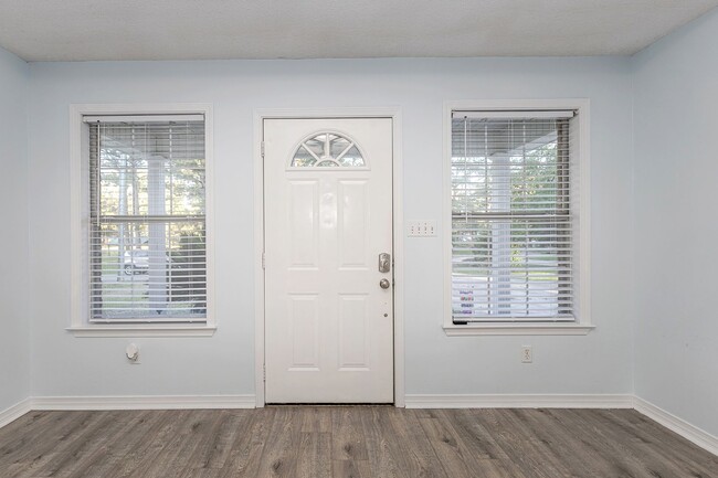 Building Photo - Adorable Home with fenced in backyard!