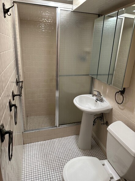 Building Photo - 2302 Willow Creek Dr