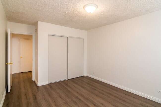 Building Photo - 8601 Balboa Blvd