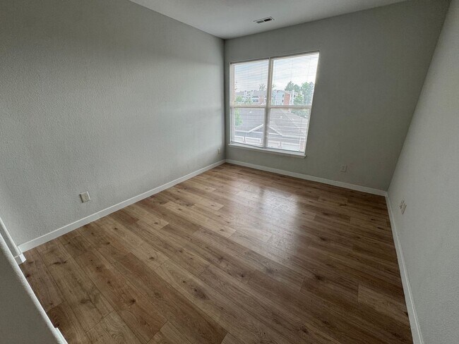 Building Photo - Spacious Condo in the Heart of Aurora