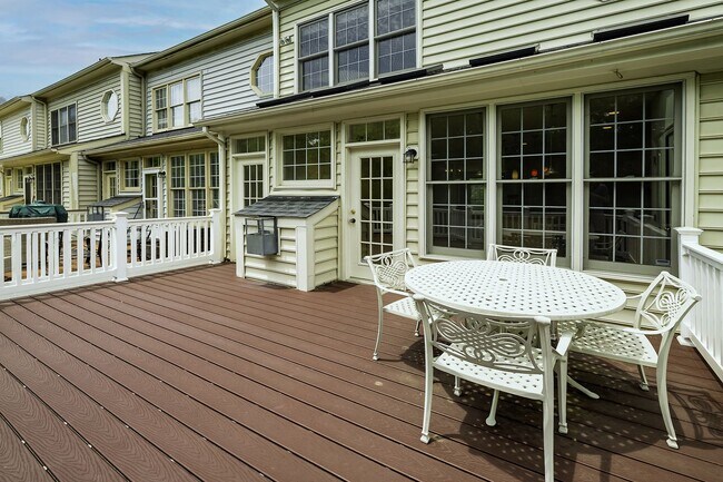 Building Photo - Tower Oaks First-Time Townhome in Rockville is Move-in Ready!