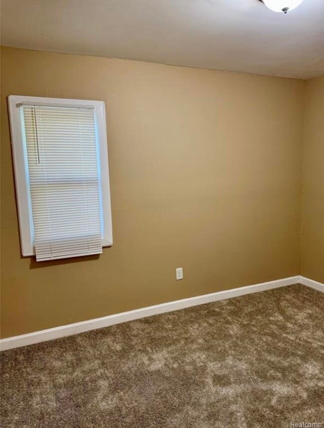 Building Photo - 18488 Fairport St