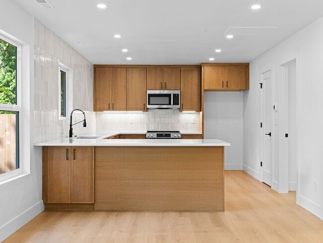 Building Photo - Light-Filled, Fully Remodeled 2?Bed / 1?Ba...