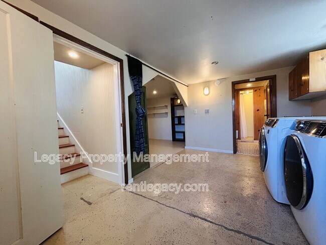 Building Photo - 653 Alhambra St