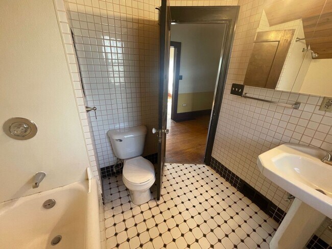 Building Photo - 414 N 19th Ave E