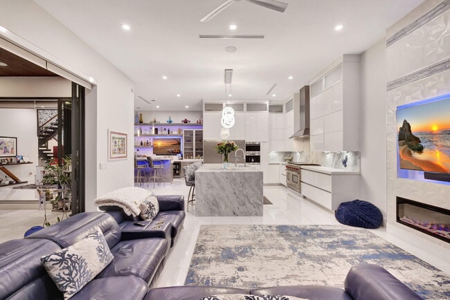 Building Photo - 334 Isle of Capri Dr