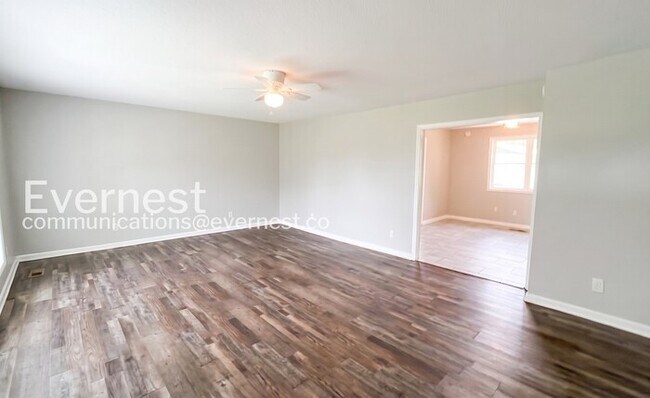 Building Photo - 3 Bed, 2 Bath Home with Modern Amenities / Pet-Friendly / Available Now!