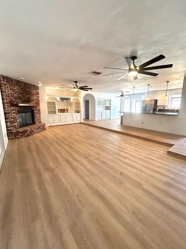 Building Photo - Serene 3 Bedroom 1.5 Bath with Pool and Solar