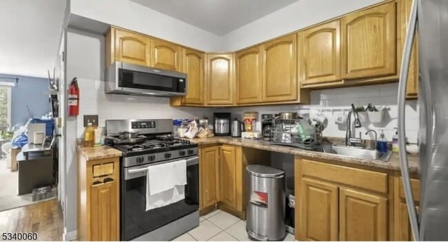 Primary Photo - 425 Fulton St