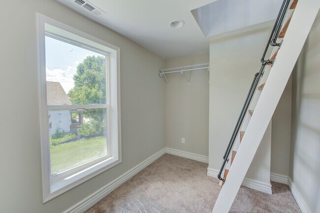 Building Photo - 701 Lincoln St