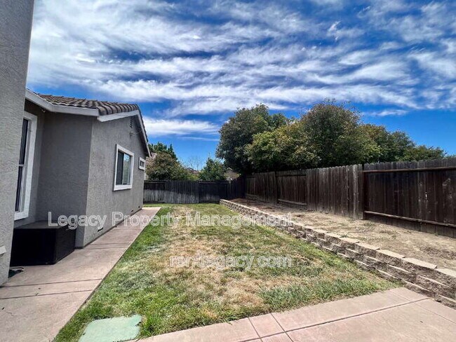 Building Photo - 1605 Paseo Flores Dr