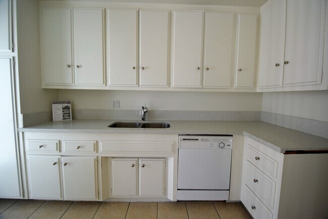 Building Photo - Toluca West