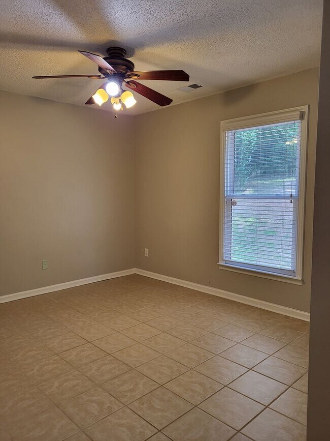 Building Photo - 3 bedroom home in Denver