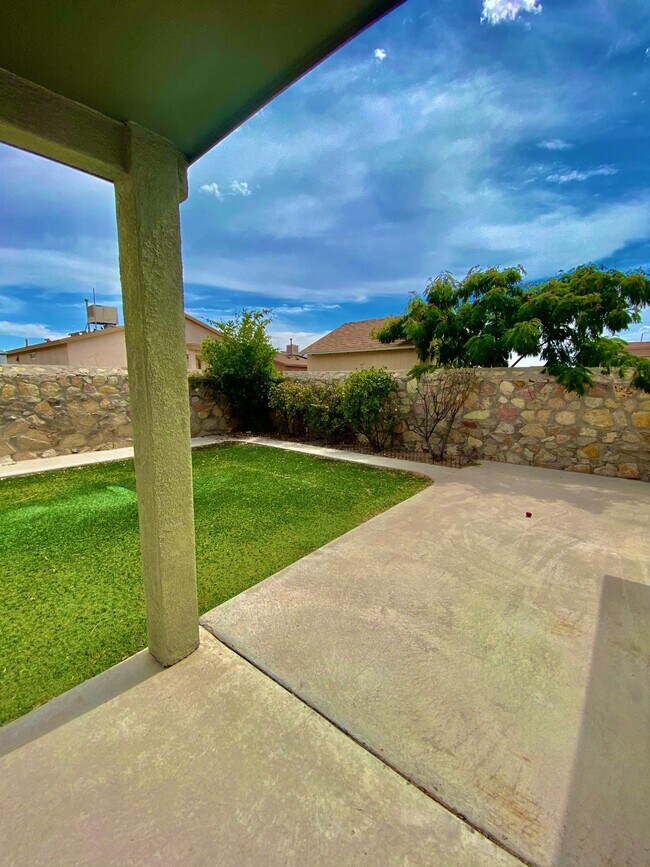 Building Photo - 14214 Lasso Rock Dr