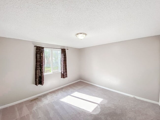Building Photo - Beautifully Maintained 3 Bed 2 Bath Single...