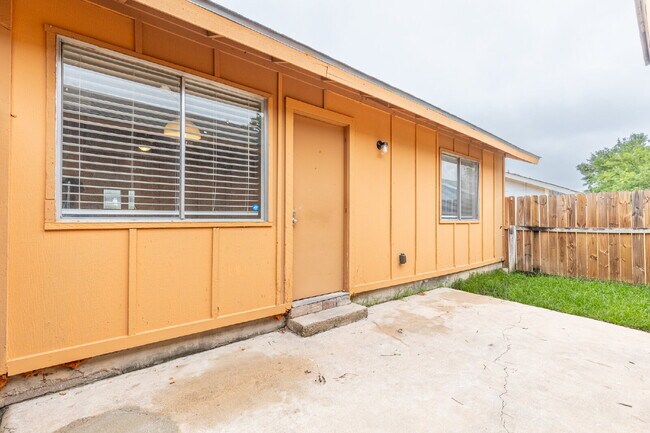 Building Photo - 323 W William Cannon Dr
