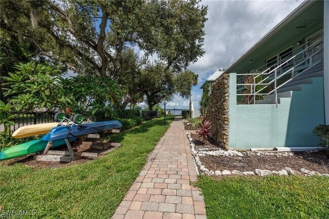 Building Photo - 3225 E Riverside Dr