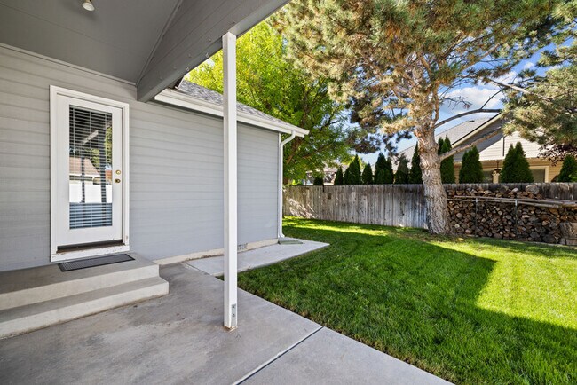 Building Photo - 5415 N Noble Fir Ave