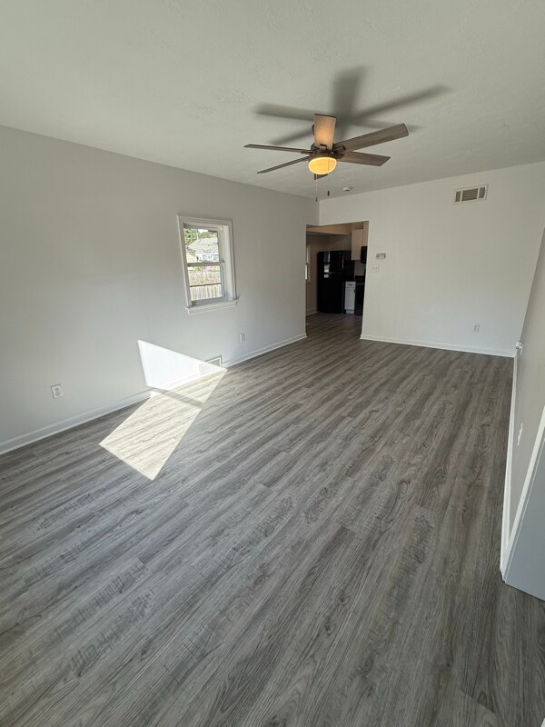 Building Photo - 2910 S Summit Ave