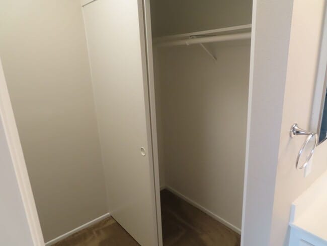 Building Photo - Renovated 2 Bed 2 1/2 Bath Condo with Atta...