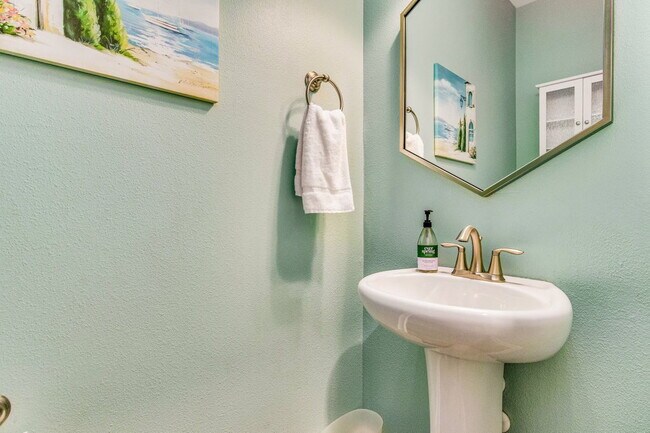 Building Photo - Bright and beautiful home in Windward Cove...