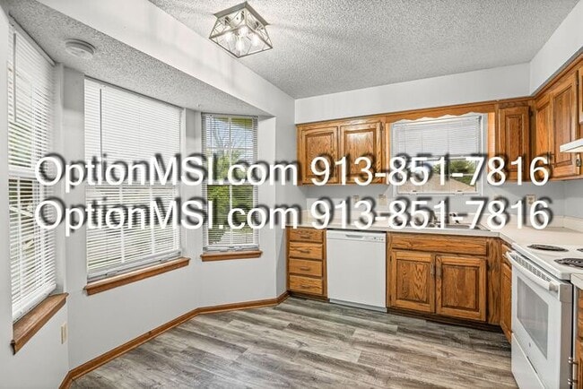 Building Photo - Spacious townhouse