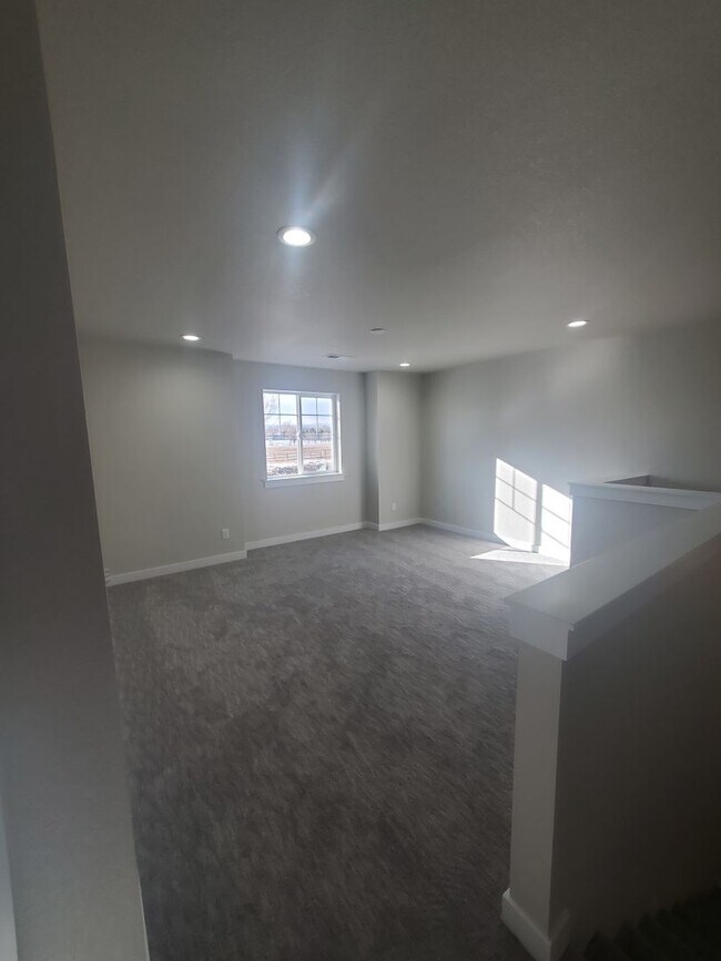 Building Photo - Updated and Very Spacious 3 Bedroom Townho...
