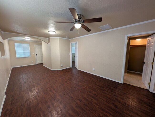 Building Photo - Easy Commute with Stunning Views!