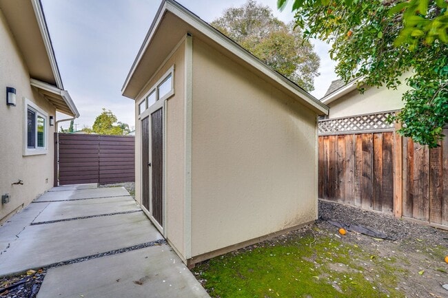 Building Photo - Gorgeous 4 Bed 3 Bath House on a Corner Lot!