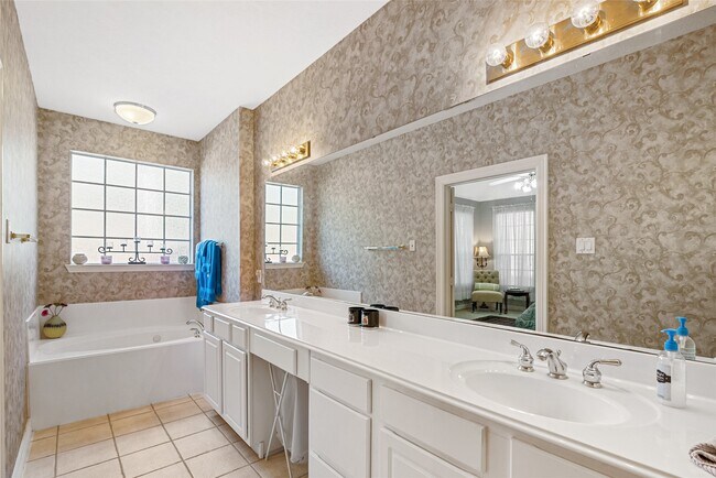Building Photo - 1014 Enclave Square N