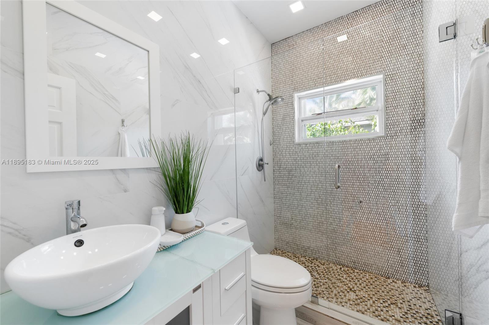 Building Photo - 10626 NE 10th Ct