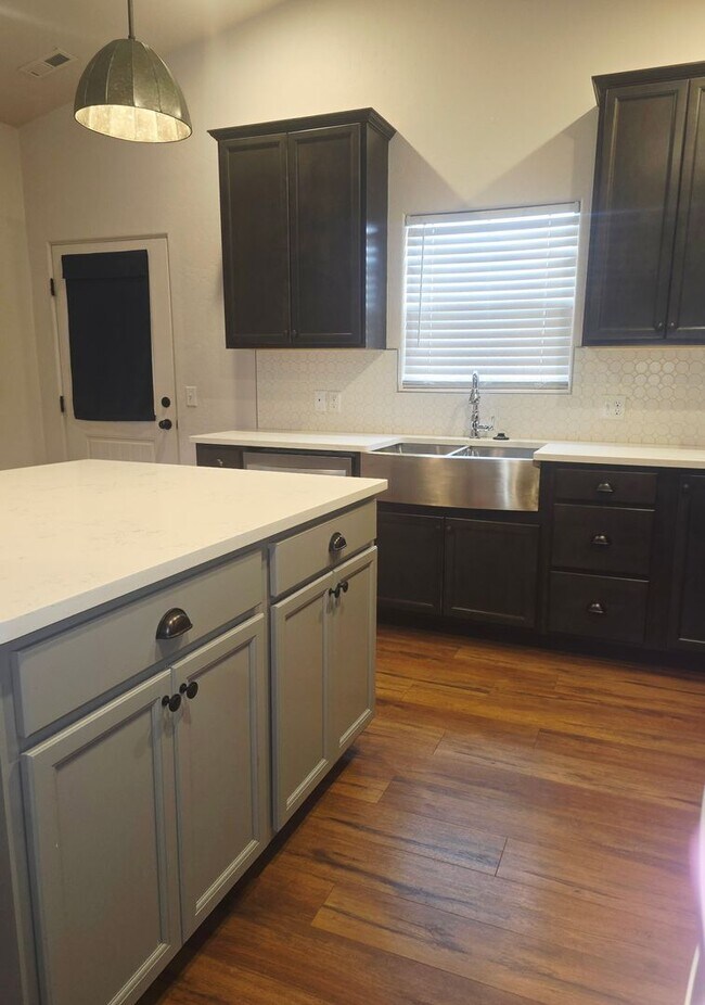 Building Photo - 585 Ravenna Ct