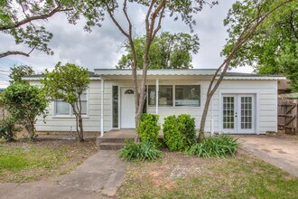 Building Photo - Very nice 3 bedroom home in Santa Rita AVAILABLE NOW!